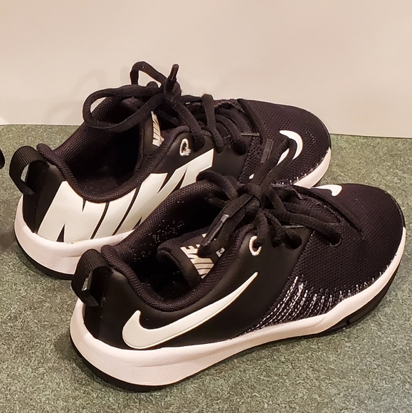NIKE Team Hustle D7 Low Kid Shoes - Picture 2 of 9